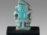 Aeg F 74 RS  Aeg F 74, Rückseite, Spätzeit, Bes, Blaue Fayence, H 3,1 cm, B 2,0 cm, T 0,9 cm : Bestandskatalog Ägypten, Museumsfoto: Claus Cordes